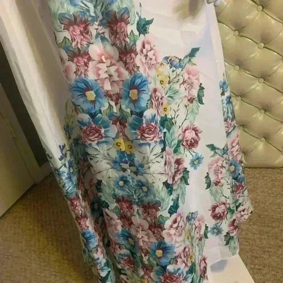 CUTELY COVERED MAXI FLORAL DRESS SIZE MEDIUM.  D9 - Picture 4 of 16